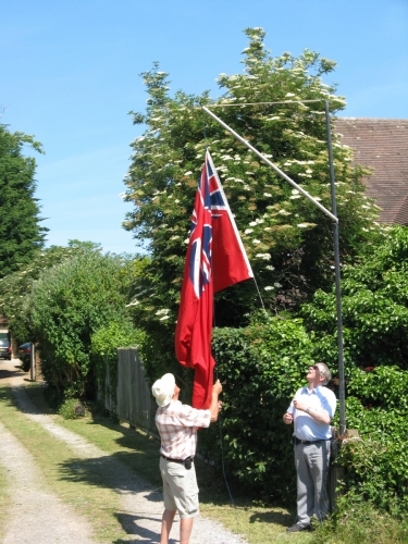 MMW COOK UP 2010,   venue: Small Cottage, Bembridge. Courtesy of Robin Ebsworth. Peter Hedley and Graham Hall erecting  flagpole at entrance.
